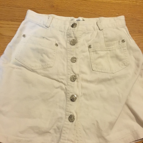 WHITE SHORTS/SKIRT. SKORT WITH BUTTONS - Picture 5 of 8
